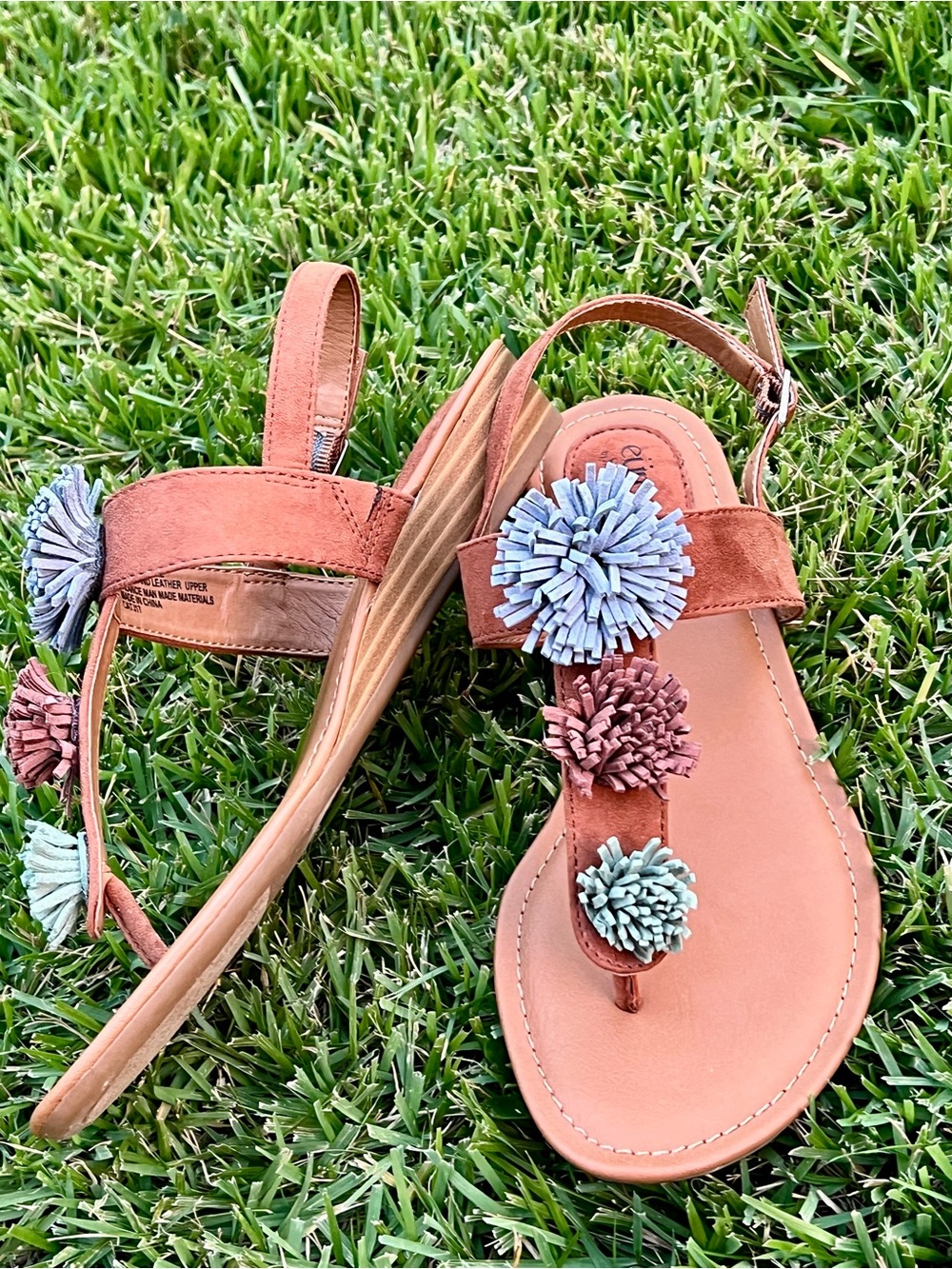 NWOB Sofft Eurosport Pom Pom Flower Wedge Flat Sandal Stacked Heel 8.5 Brown